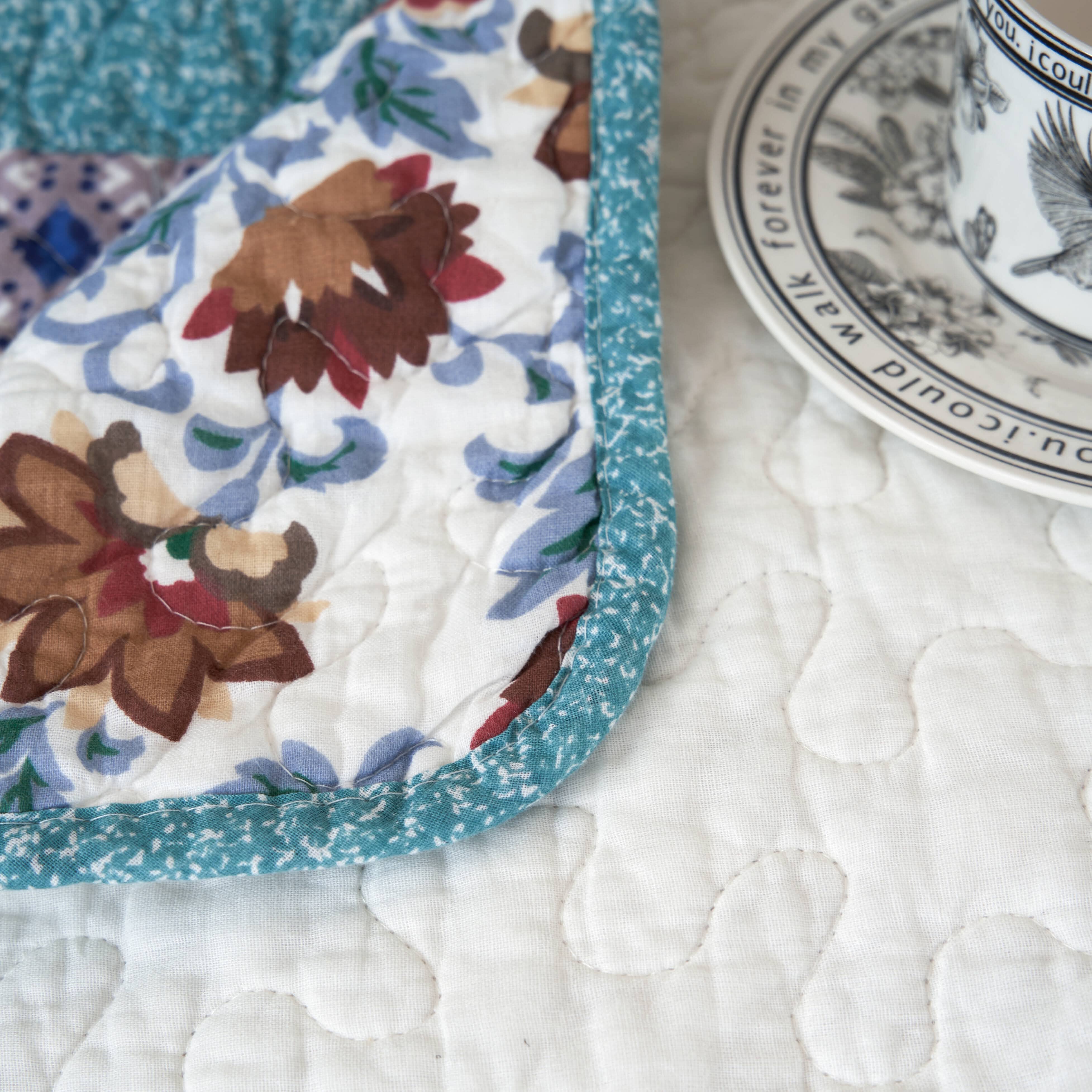 Tache Cotton Patchwork Old World Garden Pastel Blue Yellow Red Hummingbirds Quilted Throw Blanket (JHW-936)