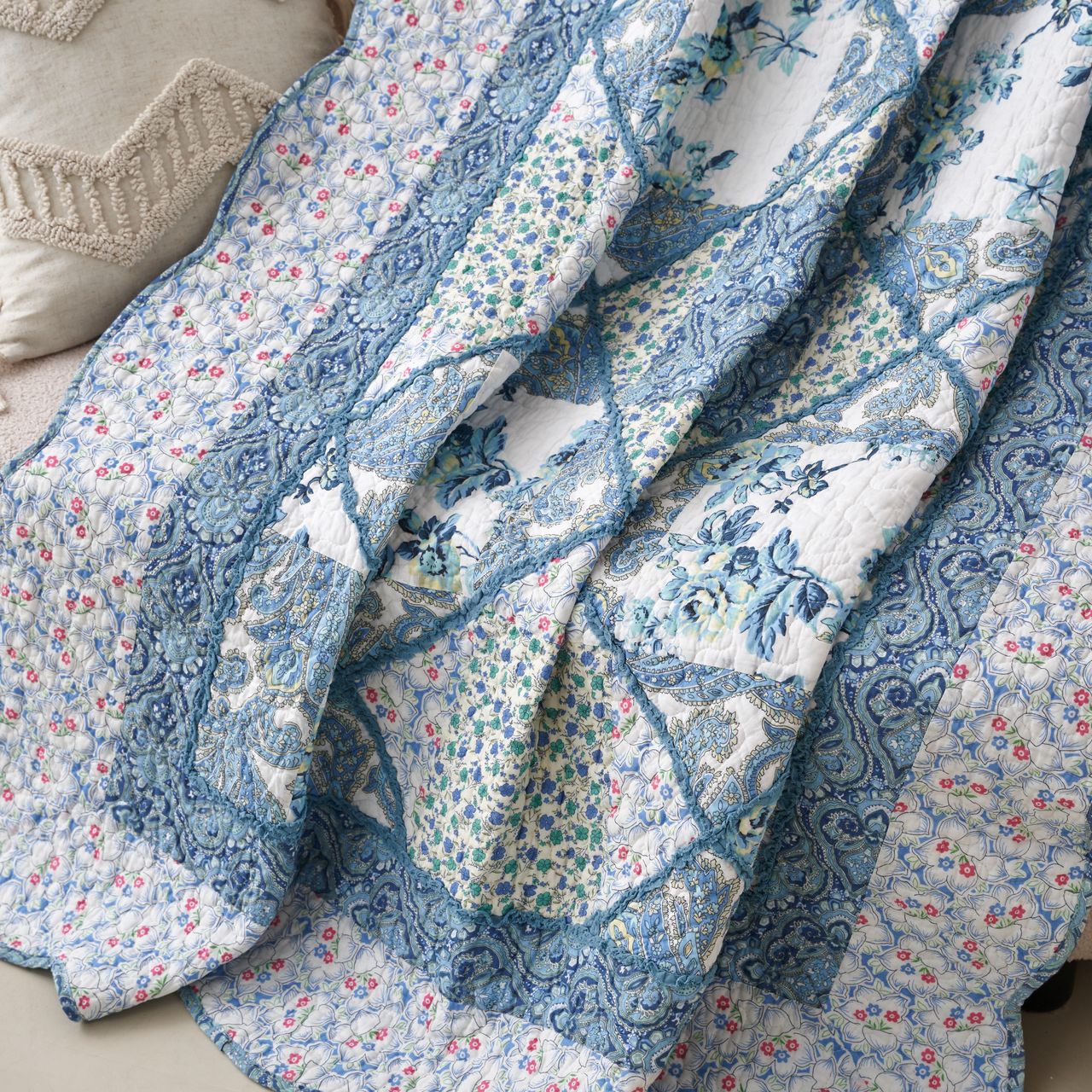 Tache Petal Dance White Blue Floral Vintage Garden Scalloped Cotton Patchwork Quilted Throw Blanket (JHW-646)