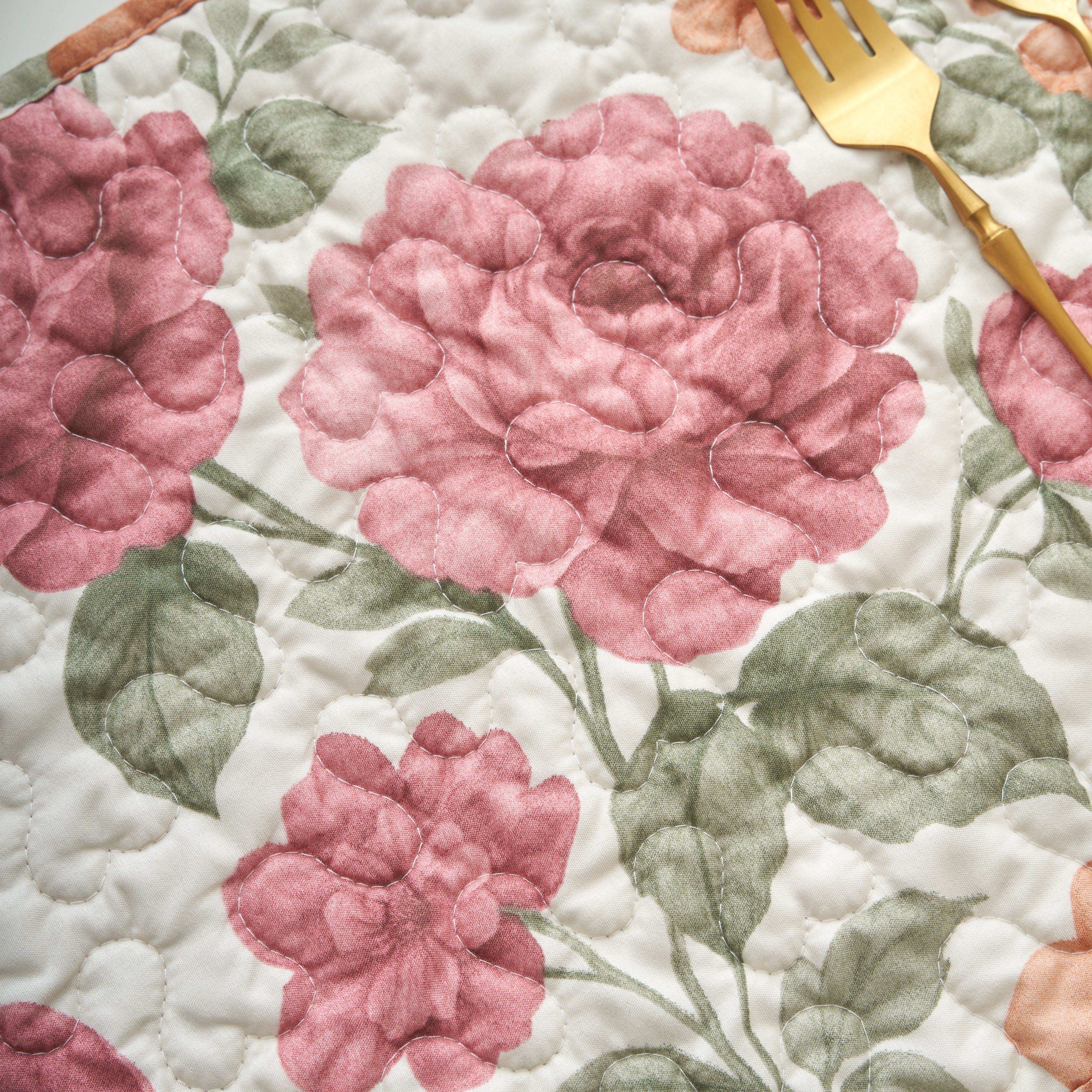 Rose scroll reversible side of the terracotta rose garden quilted bedspread set