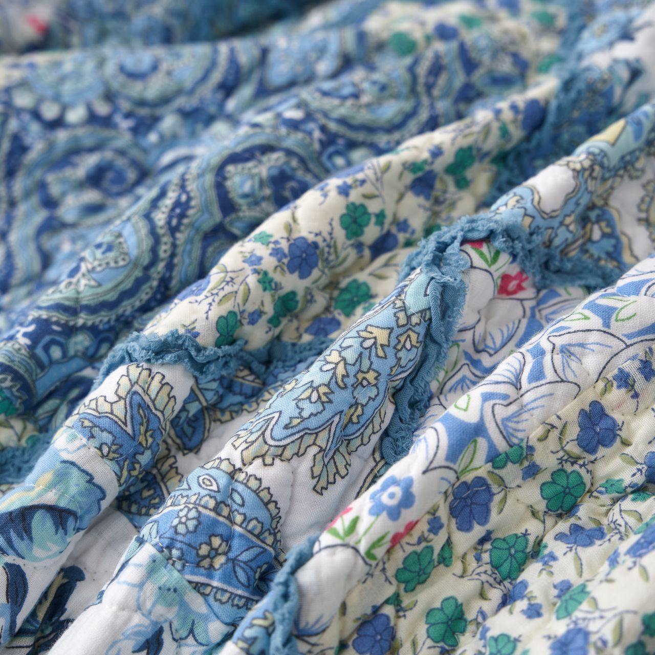 Tache Petal Dance White Blue Floral Vintage Garden Scalloped Cotton Patchwork Quilted Throw Blanket (JHW-646)