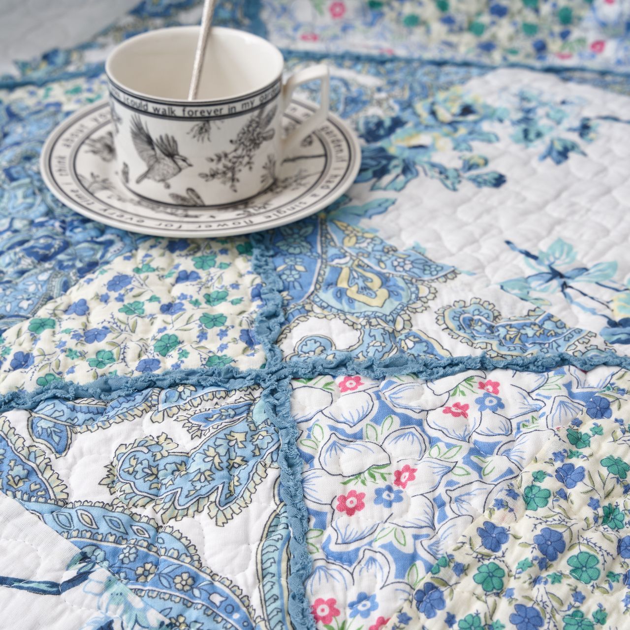 Tache Petal Dance White Blue Floral Vintage Garden Scalloped Cotton Patchwork Quilted Throw Blanket (JHW-646)