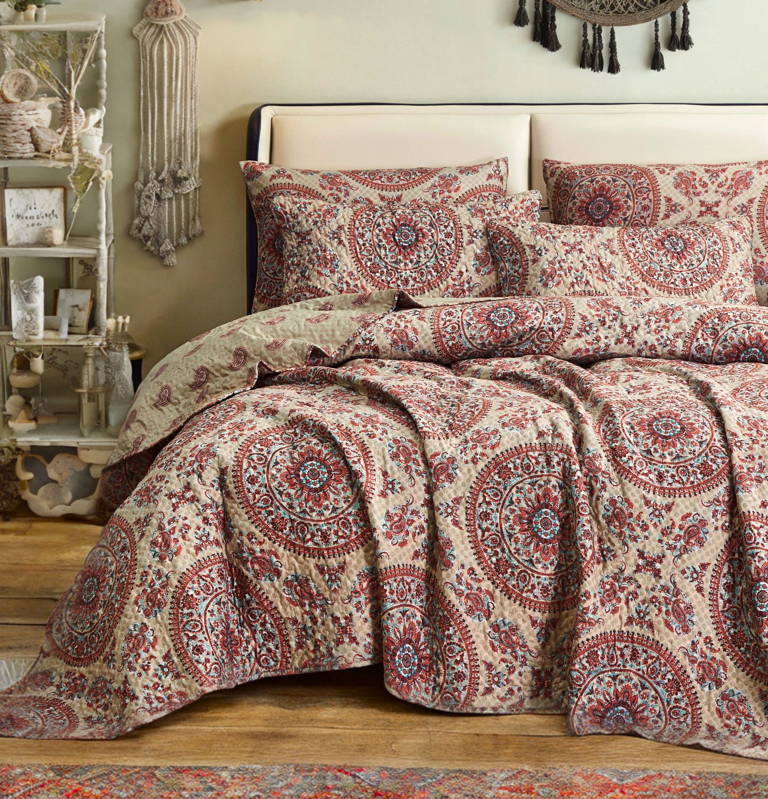 Tache Boteh Quilt Set A cozy bed with a bohemian medallion print quilt
