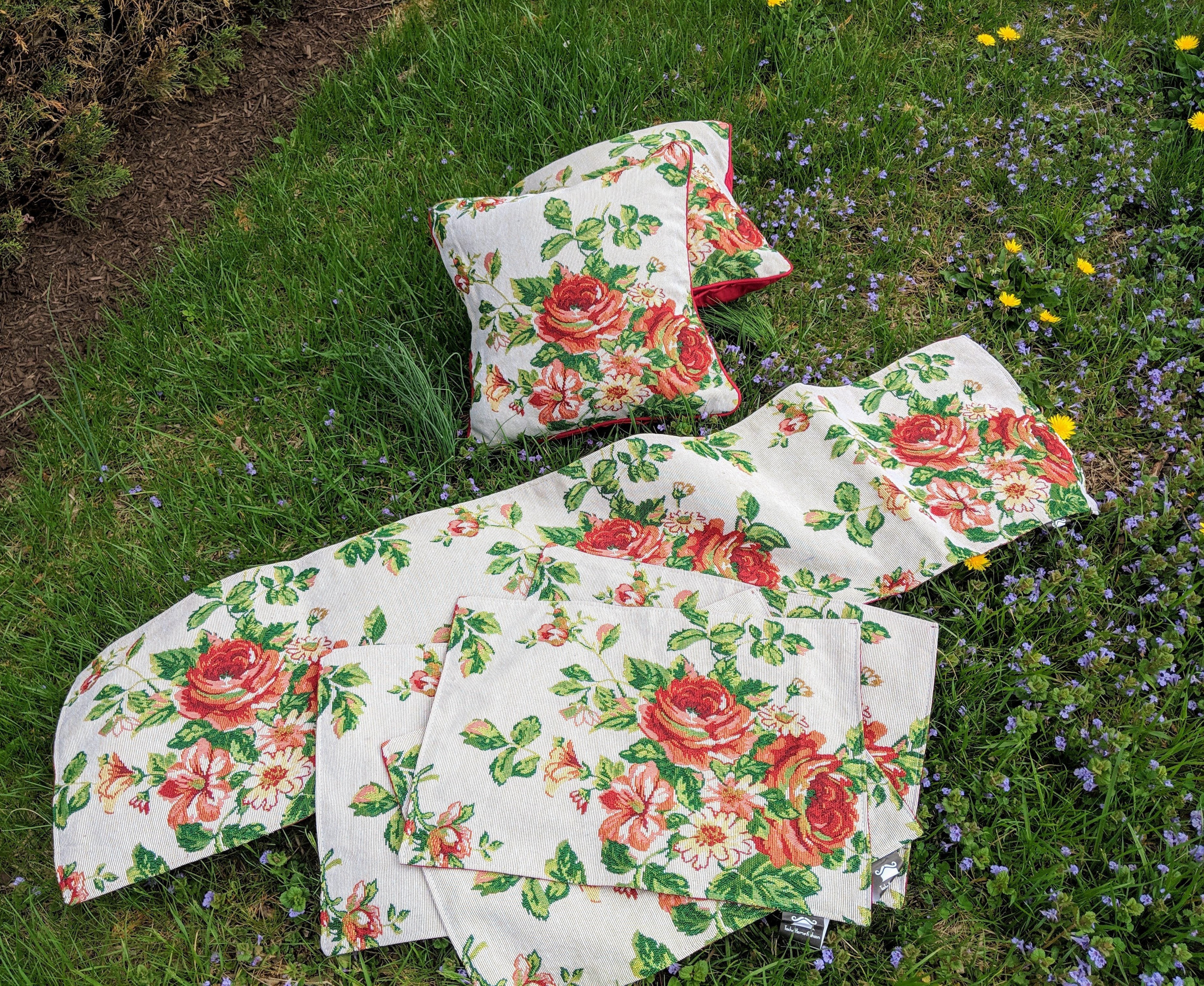 Tache Sweet Roses Vintage Ivory Woven Floral Tapestry Table Runners (17593TR) - Tache Home Fashion